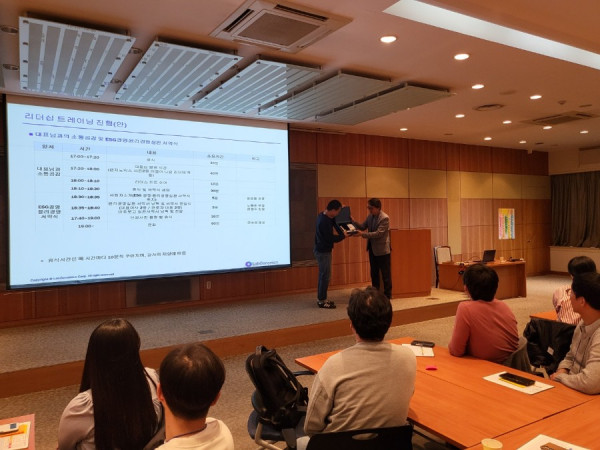 [사진3] 랩지노믹스 김정주 대표이사가 리더쉽 교육을 진행하고 각 부서 리더에게Labgenomics Leaderskit를 수여하고 있다..jpg