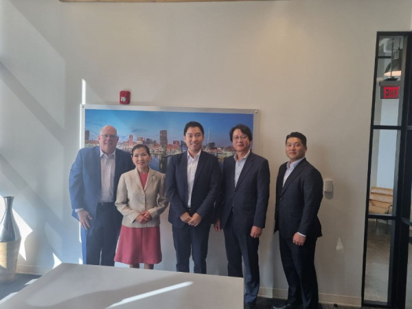 사진 설명 좌부터 래리 호건 전 메릴랜드 주지사, 유미 호건 여사, 조정희 랩지노믹스 미국법인 대표, 김정주 랩지노믹스 대표, 이종훈 랩지노믹스 대표 (장소 호건컴퍼니).jpg
